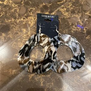 LUXE and Co Black and Gray large open circle pierced earrings NWT